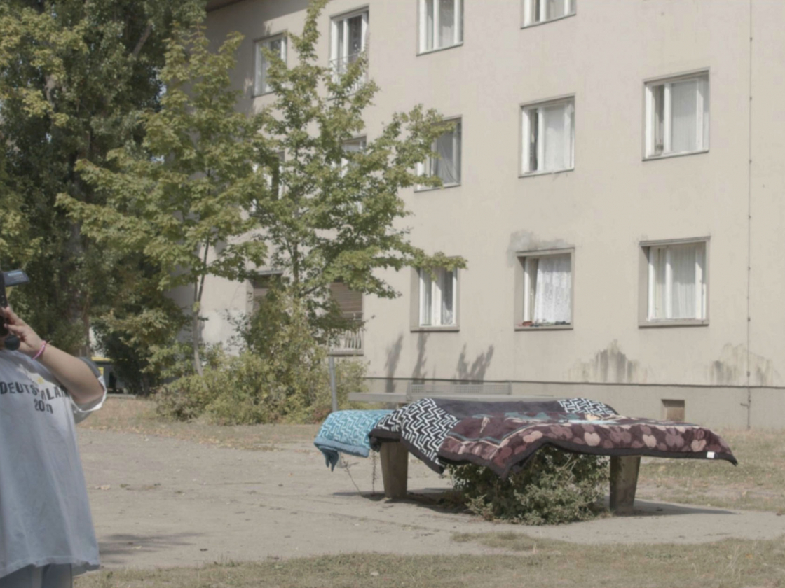 Ein Kind filmt in die Luft