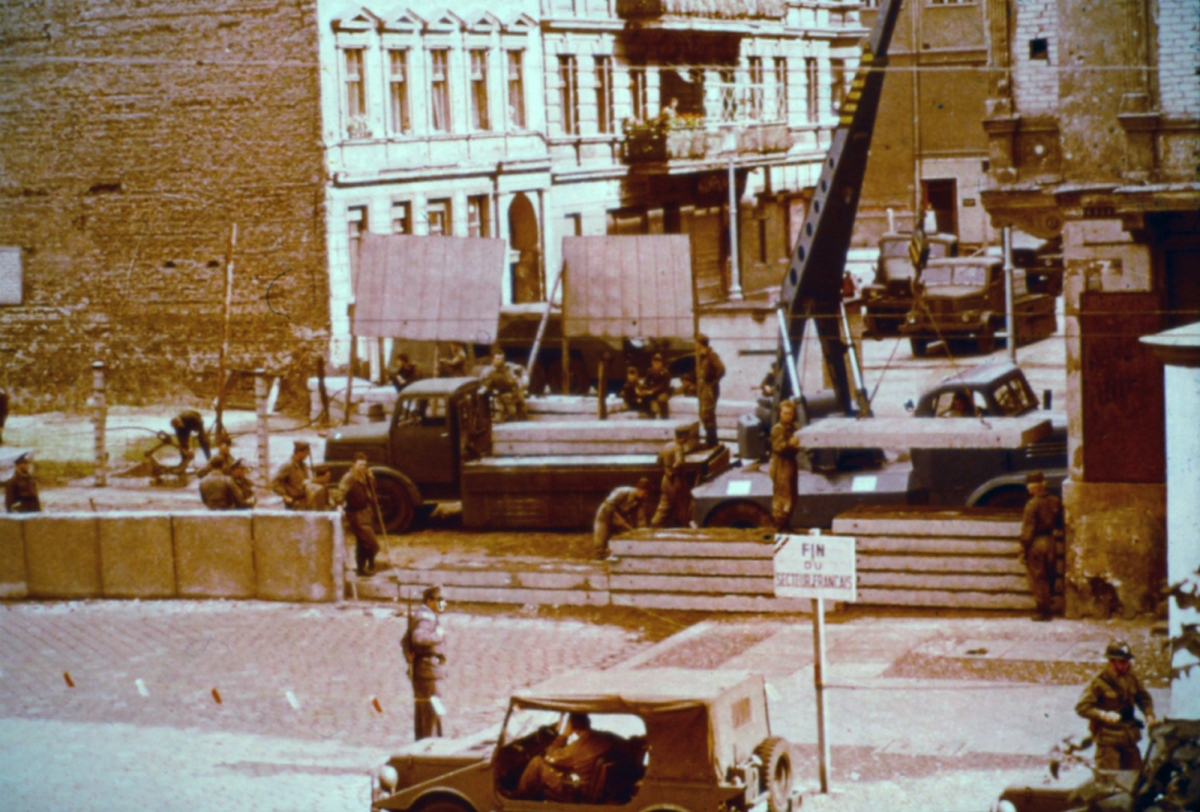 Soldaten und Baufahrzeuge beim Errichten einer Sperrmauer