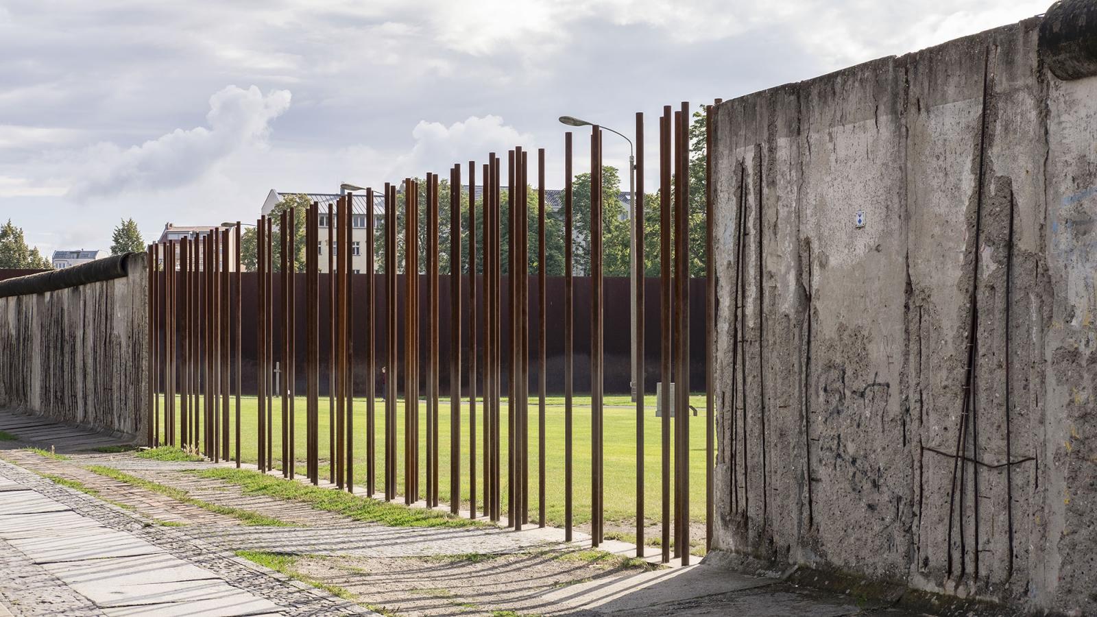 Mauerreste der Gedenkstätte in der Bernauer Straße. Eine Lücke in der Mauer ist durch hohe Stelen in Cortenstahl nachgezeichnet