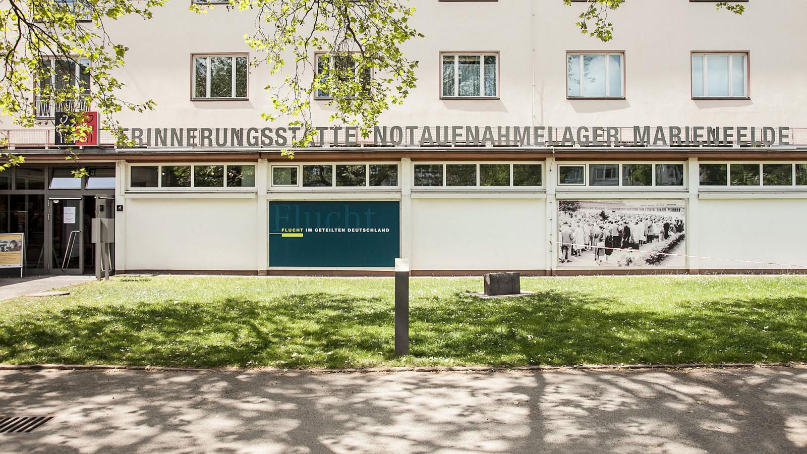 Blick auf den Eingangsbereich der Erinnerungsstätte Notaufnahmelager Marienfelde