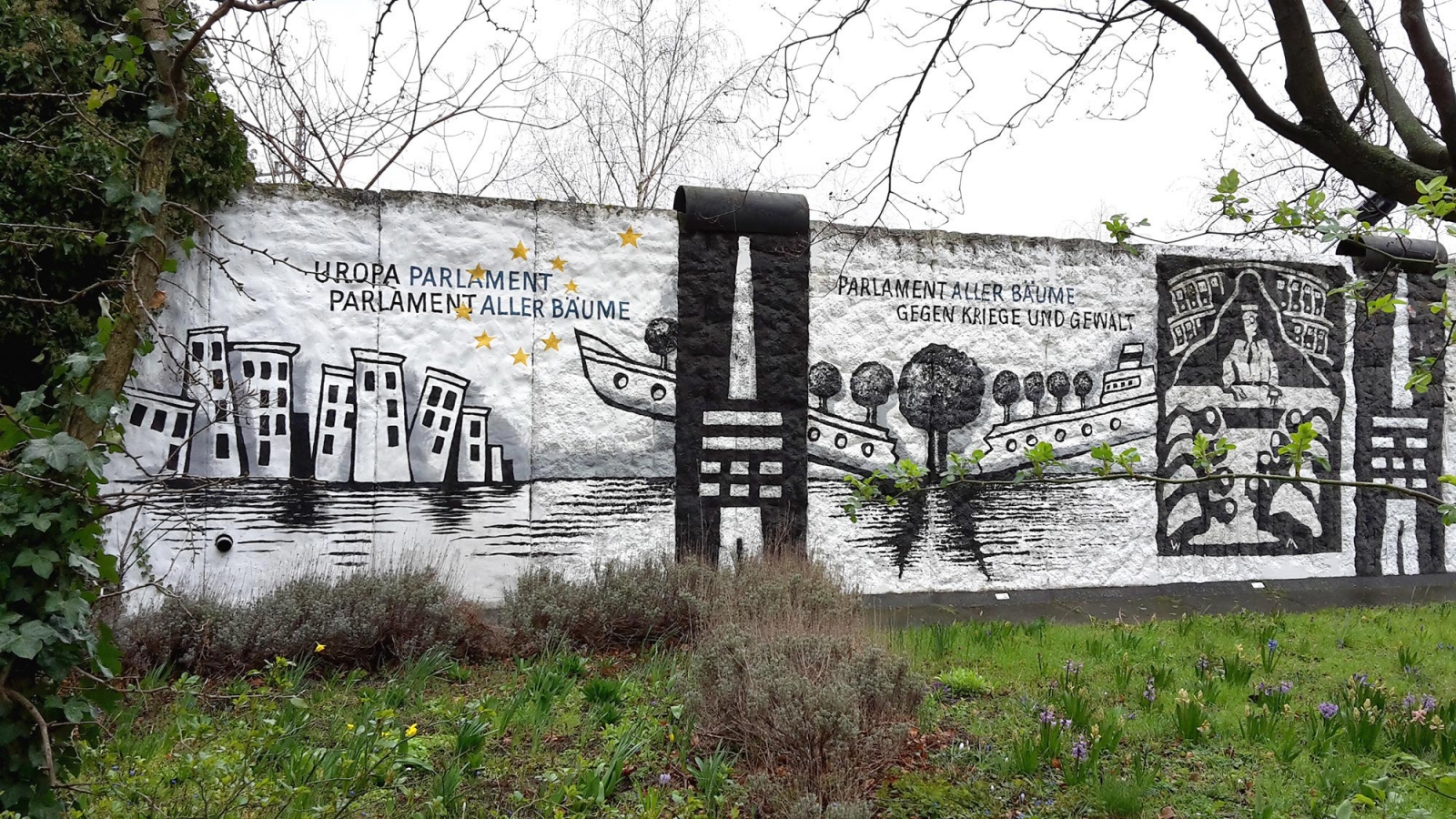 Malerei in Schwarz-Weiss auf der Mauer zum Thema Parlament der Bäume