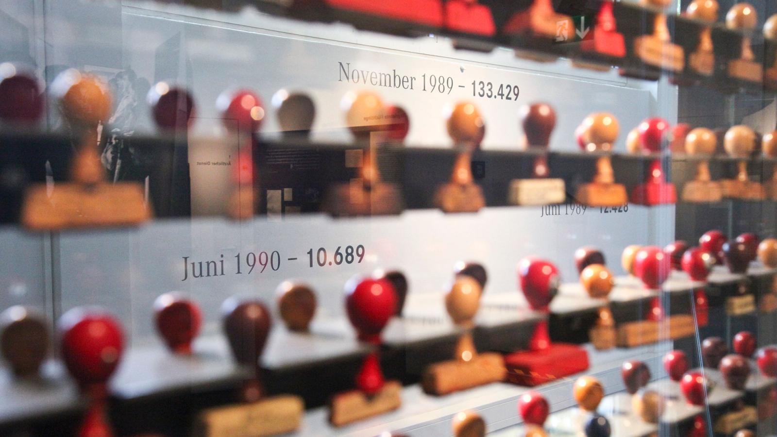 Detailsaufnahme der Stempelsammlung in der Ausstelung.