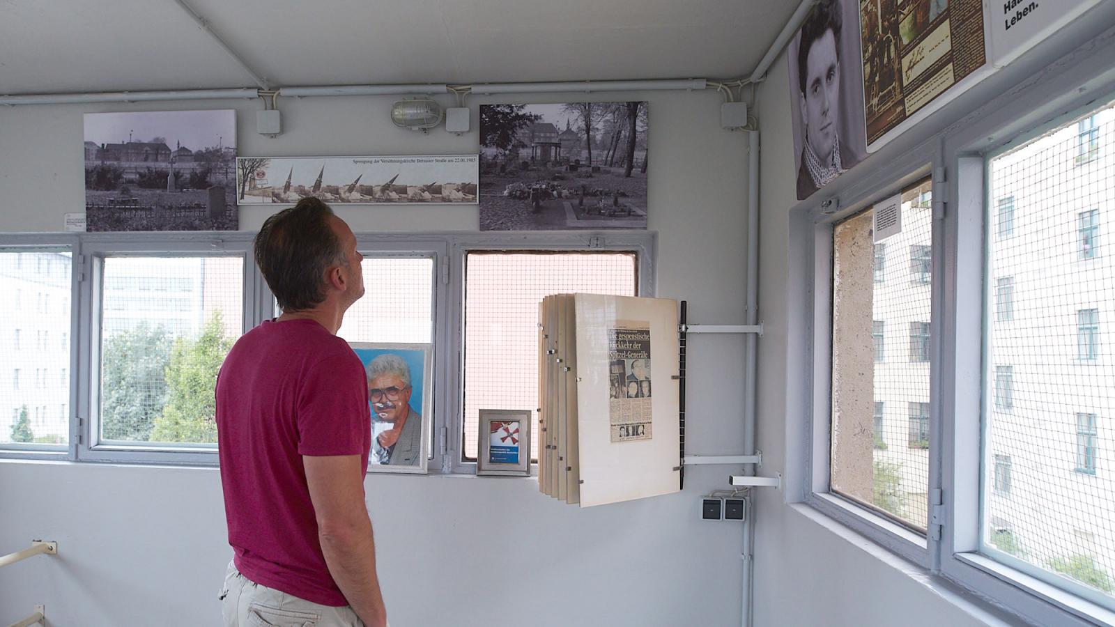 Besucher schaut Infotafeln im Inneren des Wachturms an