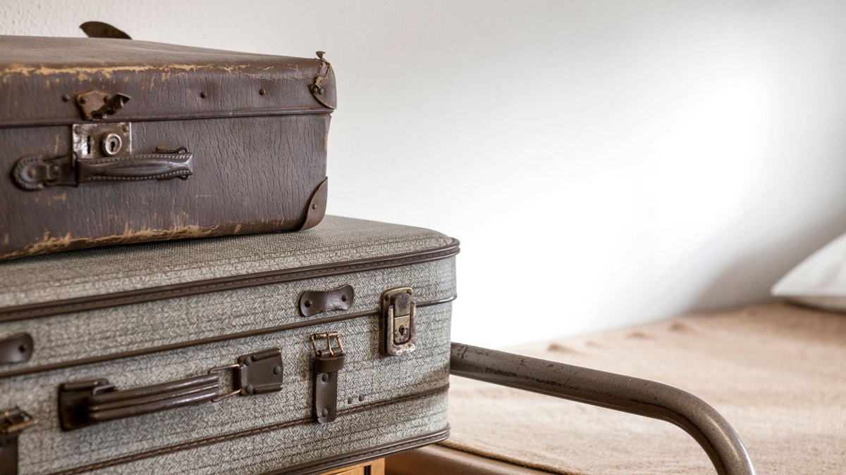 Koffer und ein Bett in der Ausstellung