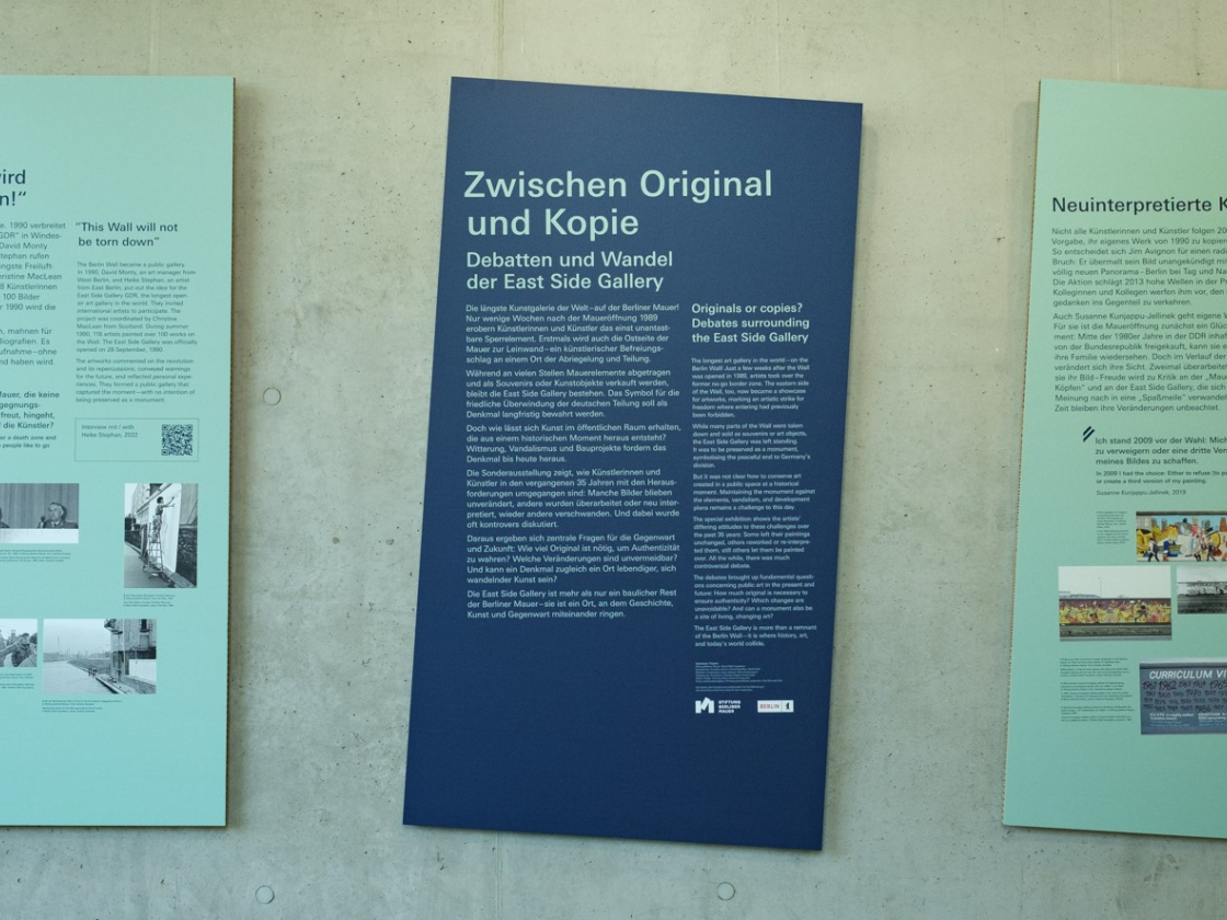 Foto von den Ausstellungstafeln an der Wand