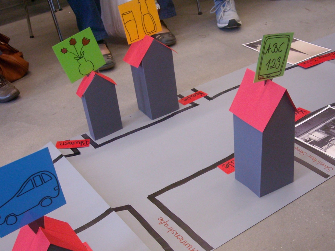 Papierhäuser auf dem Boden