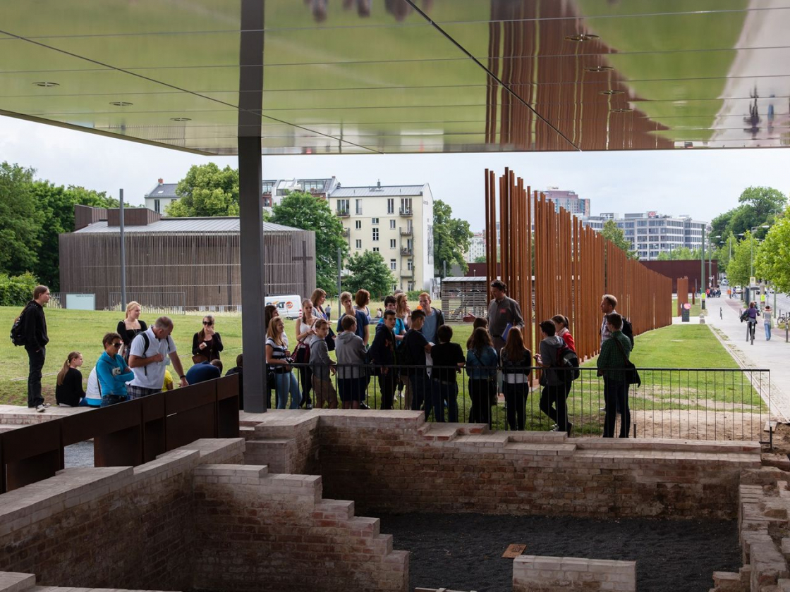 Besucher in der Gedenkstätte