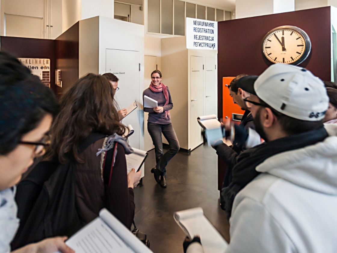 Personen stehen in einer Gruppe in einer Ausstellung