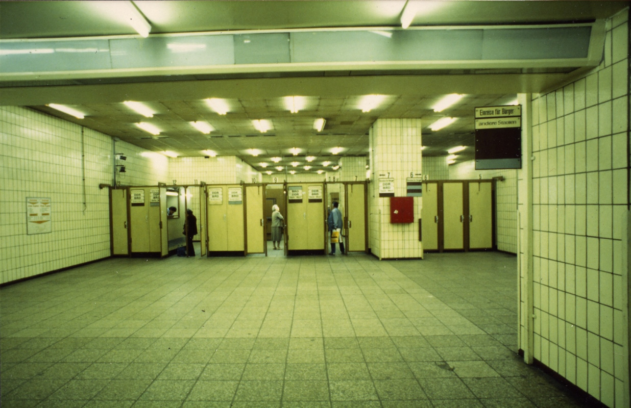 Kontrollstelle im Bahnhof Friedrichstraße