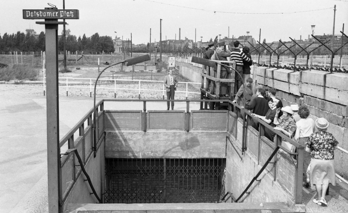 Besucher schauen über die Grenze