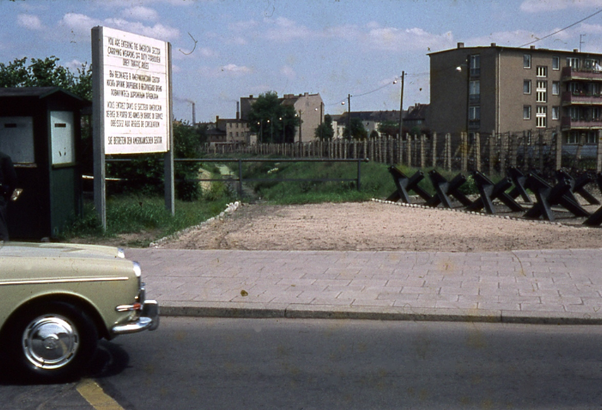 Grenzübergang an der Sonnenallee mit Schild: "You are leaving the american sector"