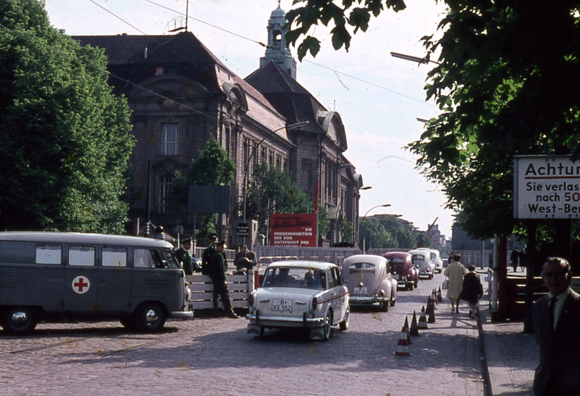 Wartende Autos an der Grenze an der Invalidenstraße