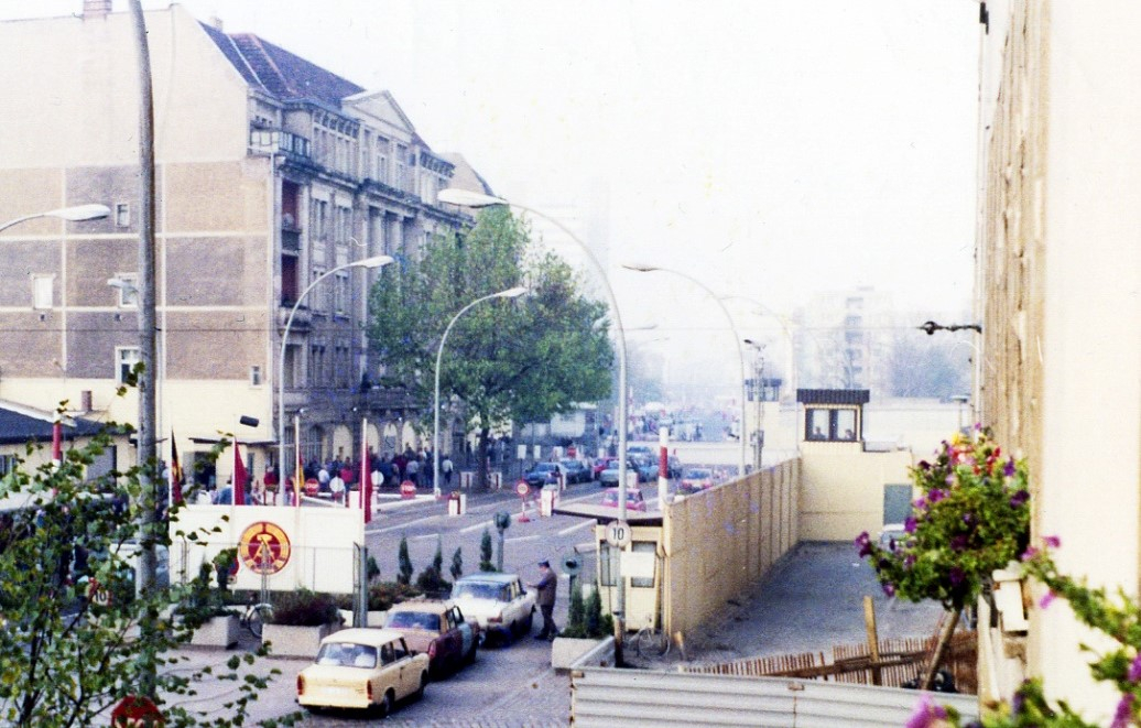 Geöffnete Grenze mit durchfahrenden Autos an der Chausseestraße