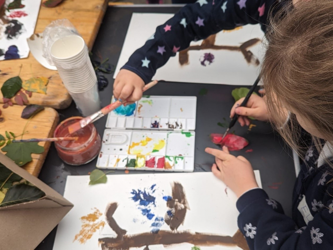 Kinder malen im Parlament der Bäume