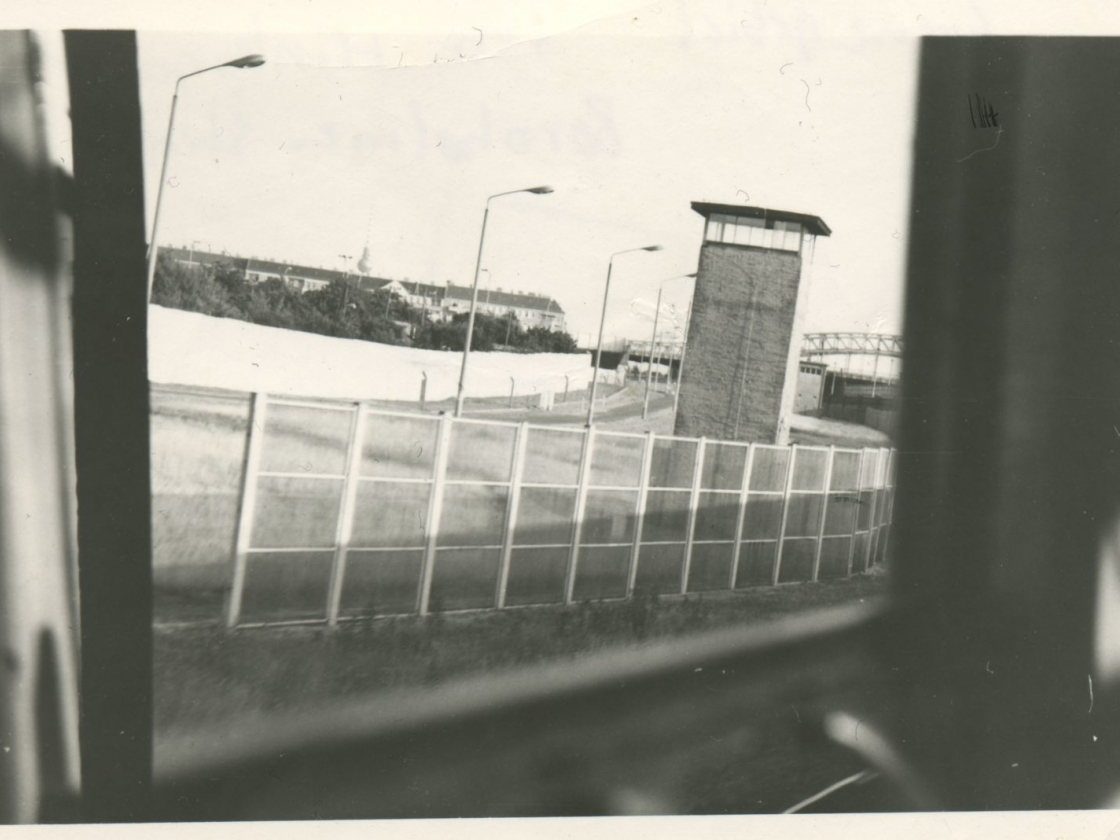 Grenzstreifen nördlich des Grenzübergangs Bornholmer Straße. Im Hintergrund die Bösebrücke, Foto © Detlef Matthes