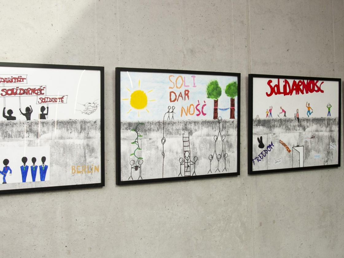 Foto der Ausstellung, 5 gemalte Plakate hängen an der Wand