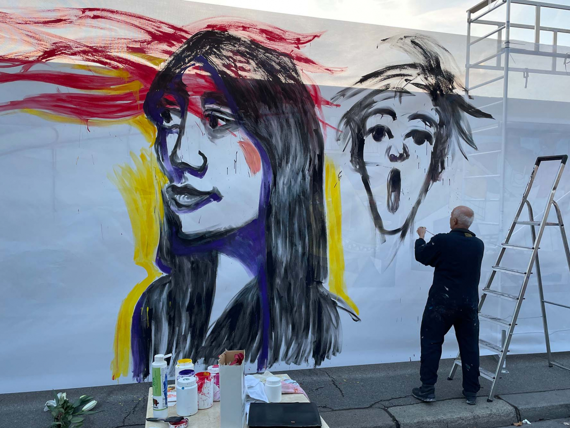 Kani Alavi malt an der East Side Gallery