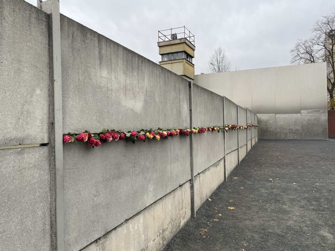 Hinterlandmauer mit gesteckten Rosen