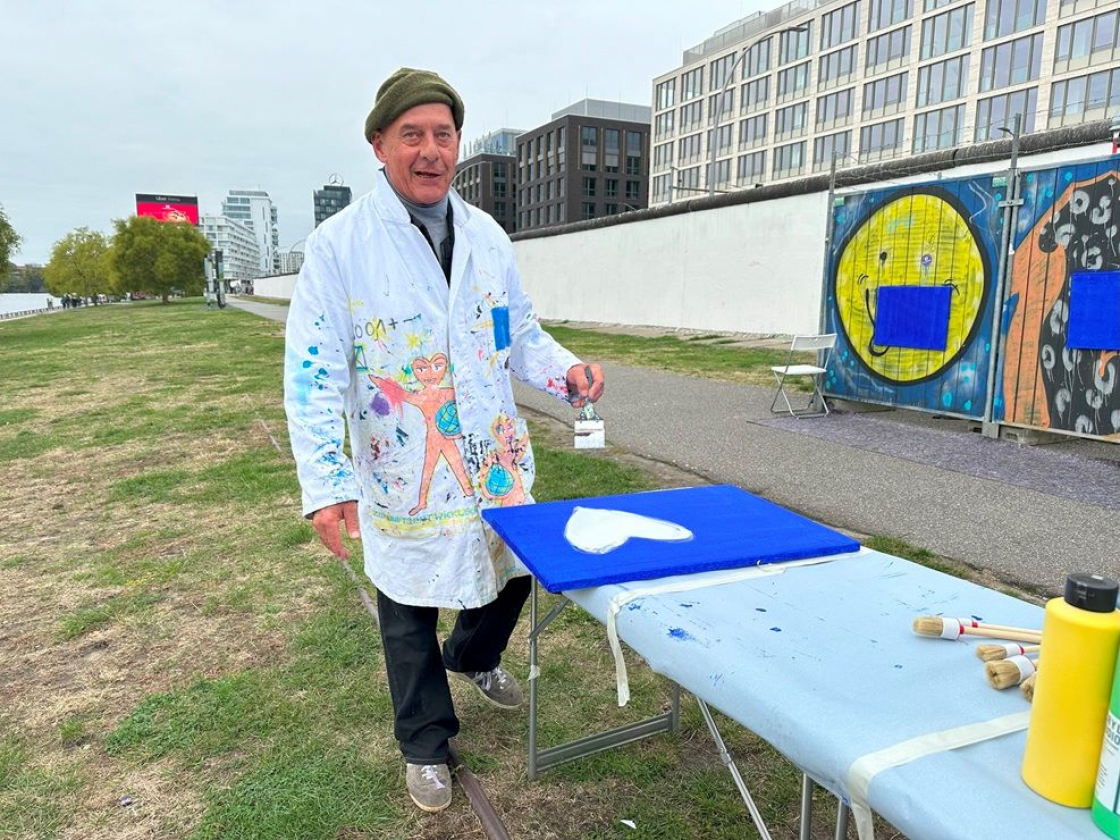 Künstler Kiddy Citny malt