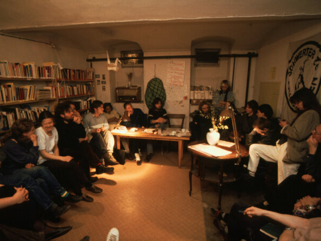 Treffen in Bibliothek