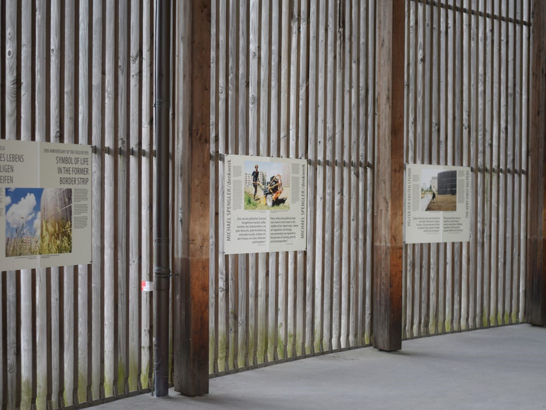 Ausstellung im Wandelgang der Kapelle der Versöhnung