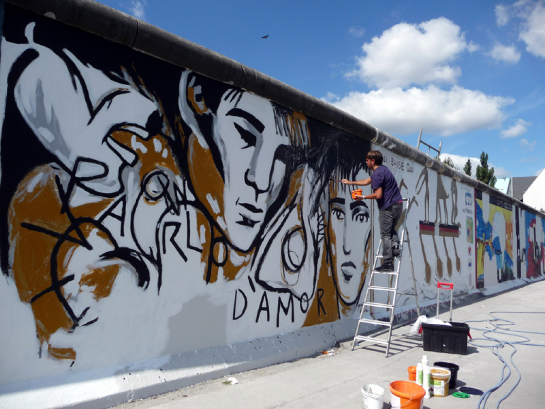 Ignasi Blanch bei der Rekonstruktion seines Bildes an der East Side Gallery