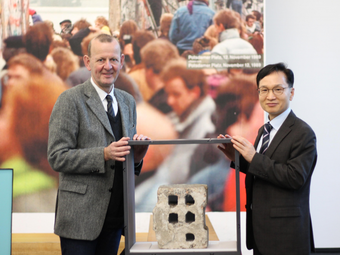 Übergabe des Steins