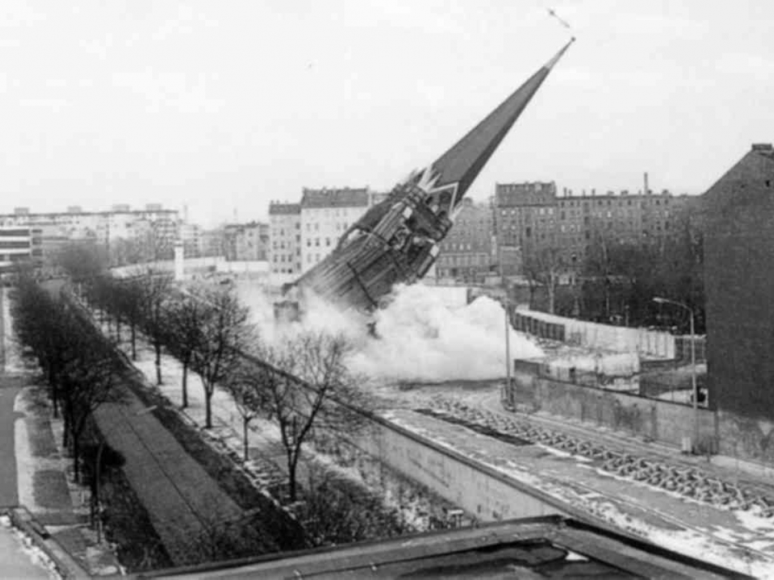 Ein Foto ist zu sehen, wo der Kirchenturm im Grenzstreifen fällt. 