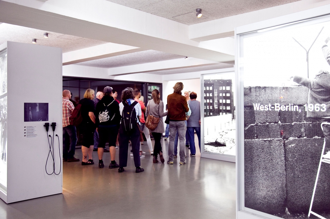 Gruppe in der Dauerausstellung in der Bernauer Straße