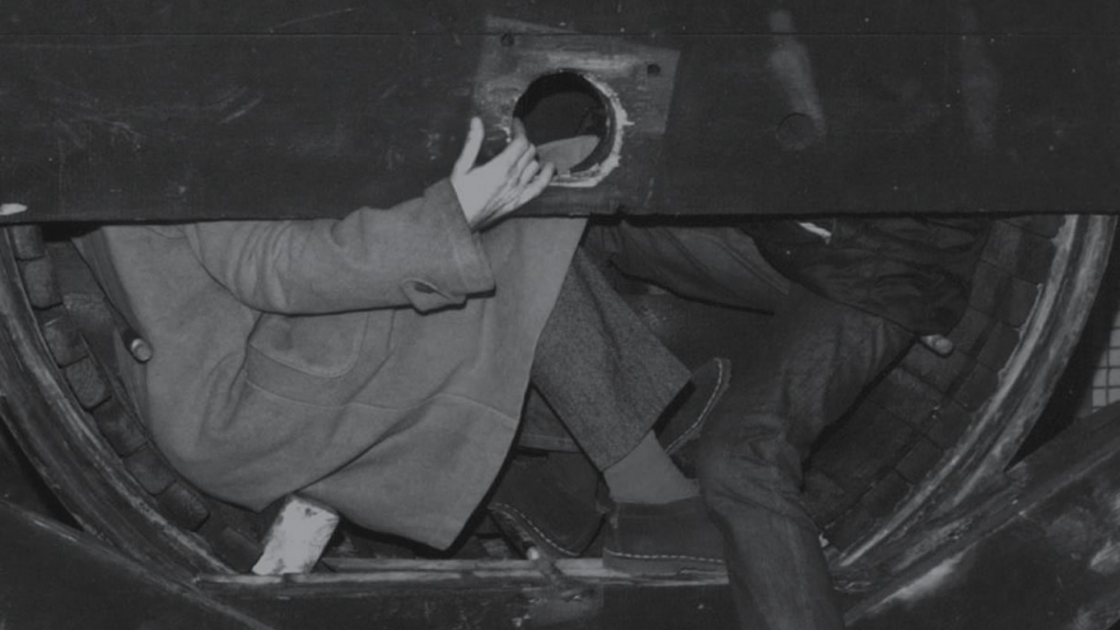 Zwei Menschen in einem Fluchttunnel