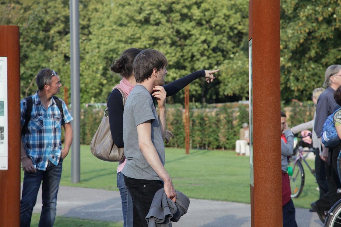 Menschen in der Gedenkstätte Berliner Mauer