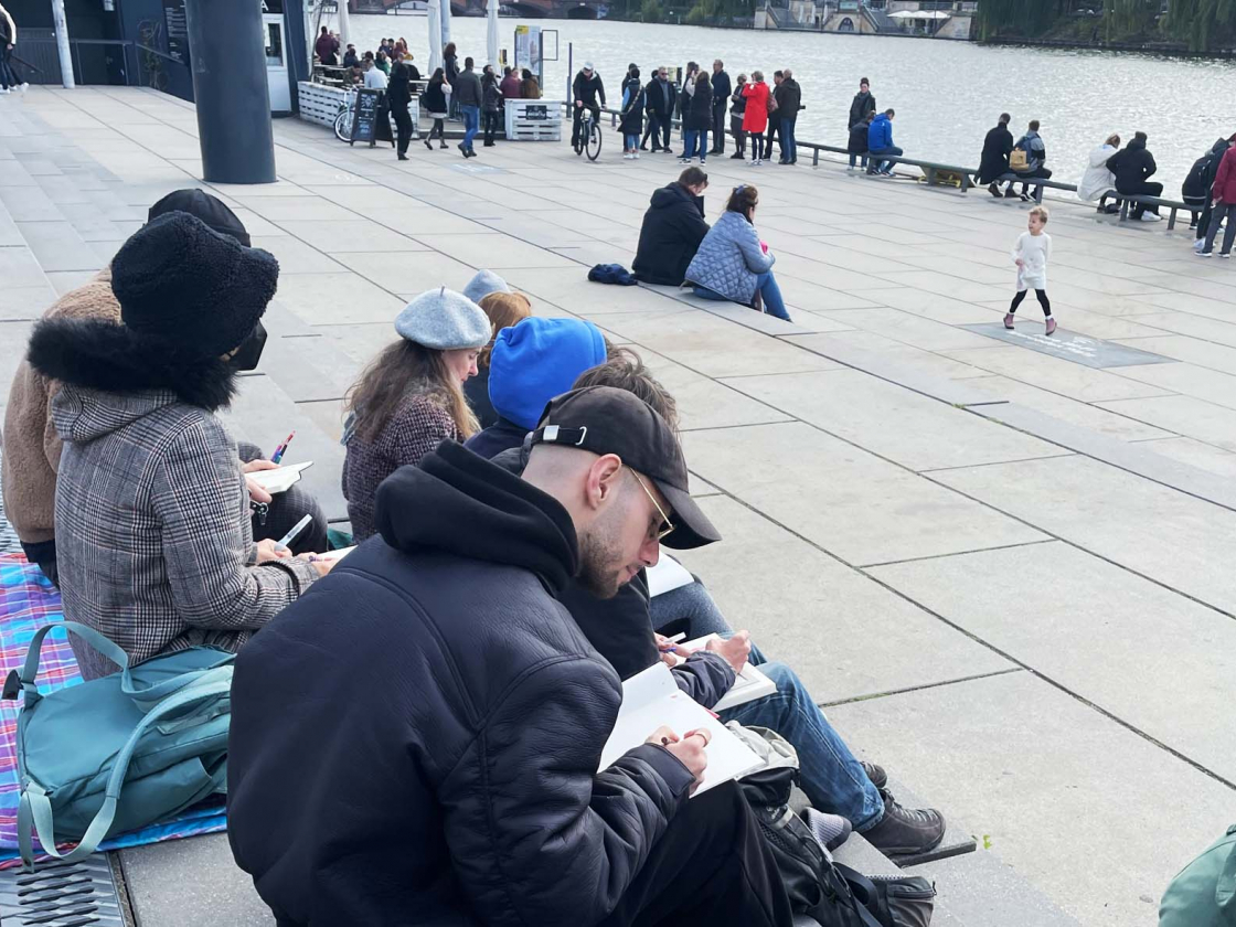 Teilnehmende am Spreefenster an der East Side Gallery